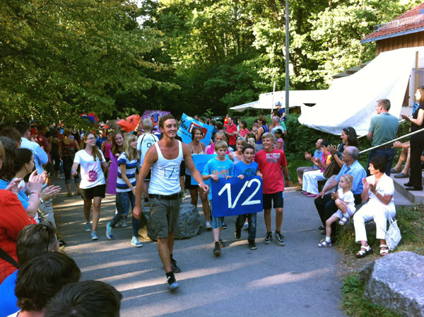 Gruppenparade beim Abschlussabend im Sommer-Ferienwaldheim