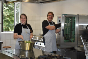 Sarah Killguß und Björn Eich bei den Essensvorbereitungen