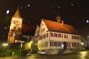 die Oswaldkirche bei Nacht im leichten Schneefall. Foto: Hans-Martin Goede