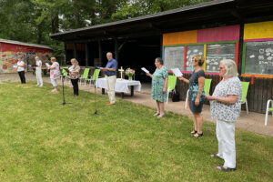 Ein gemischter Chor aus allen Teilgemeinden begleitete den Gottesdienst