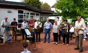 Abschiedsständchen für Pfarrerin Schlatter-Ernst in Dietrich-Bonhoeffer (Foto: Carl Gaiser)