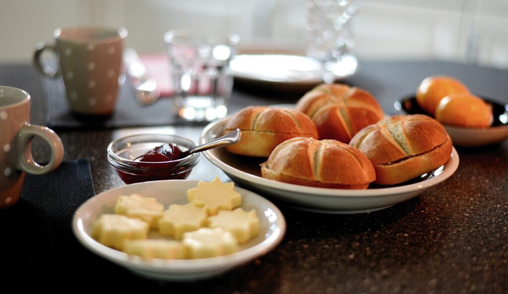 https://pixabay.com/de/photos/frühstück-frühstücken-brötchen-3871018/