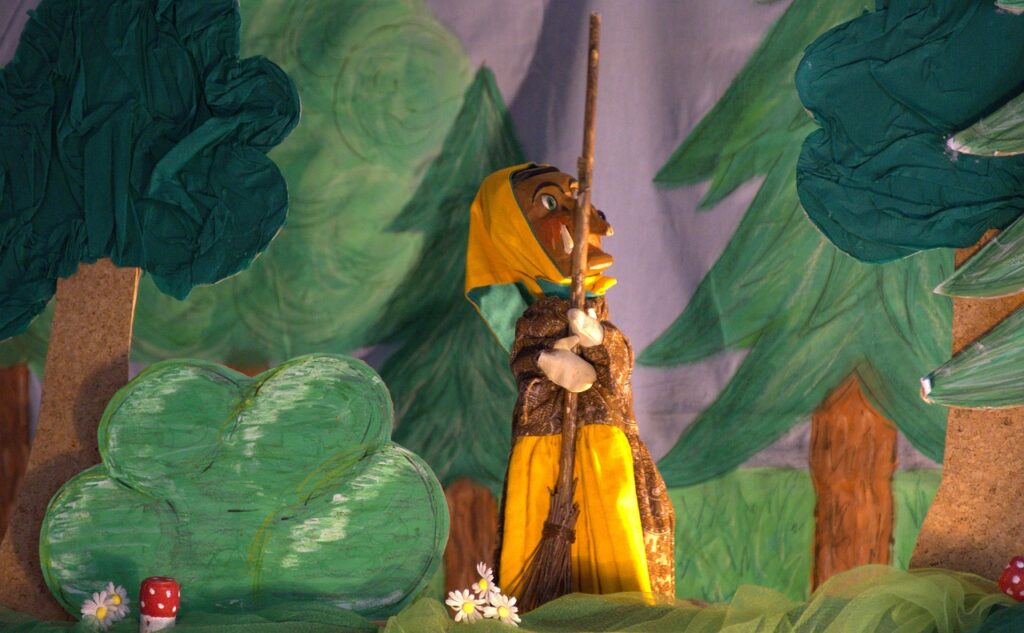https://pixabay.com/de/photos/hexe-puppentheater-hexenbesen-puppe-677517/