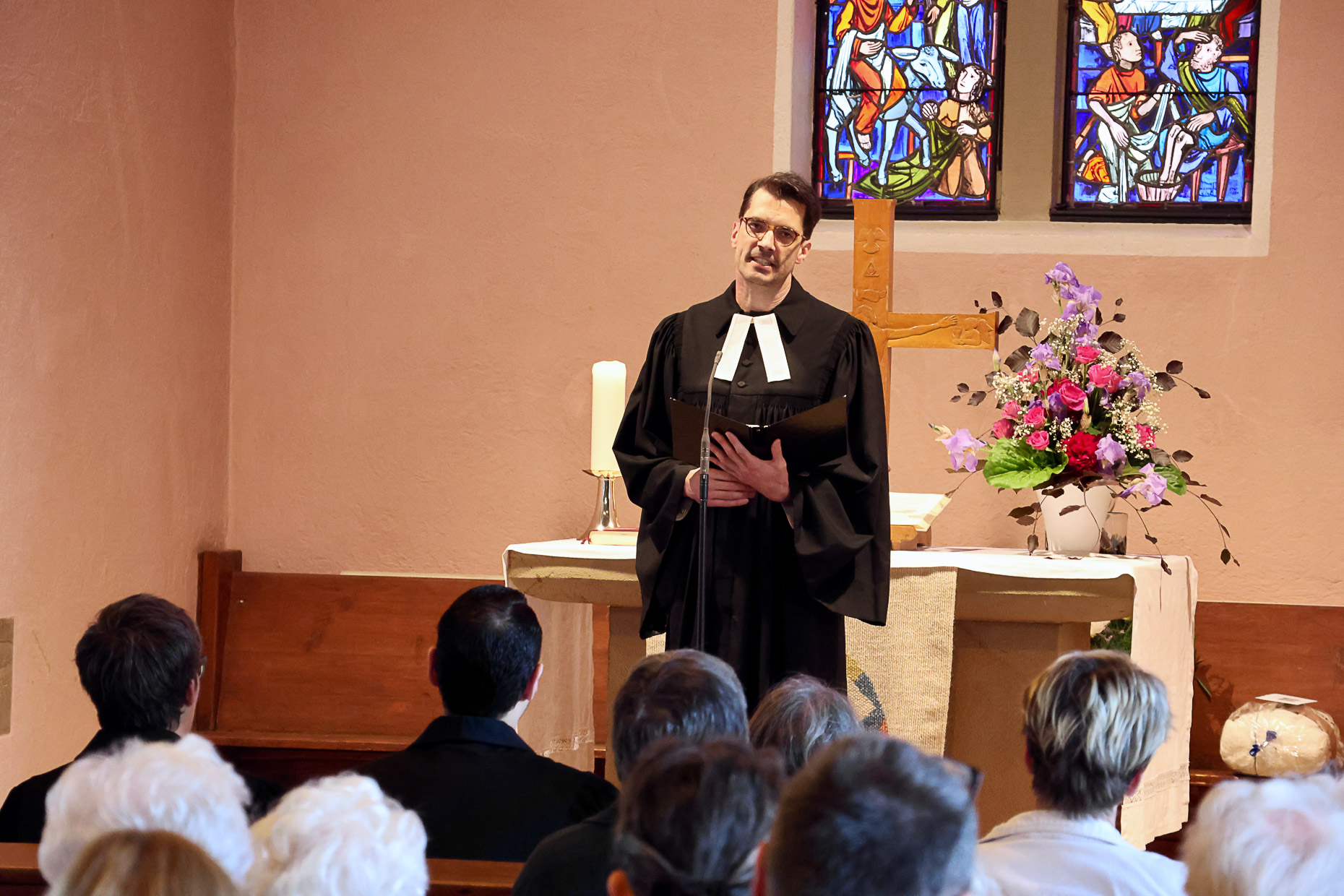 Pfarrer Dr. Sebastian Molter am 18. Mai 2025 in der Wolfbuschkirche, Foto Hans-Martin Goede