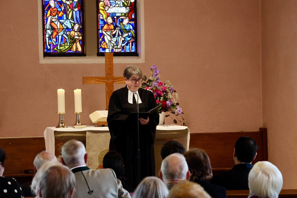 Dekanin Elke Dangelmaier-Vinçon bei Ihrer Abschiedsabsprache für Pfarrer Molter, Foto Hans-Martin Goede