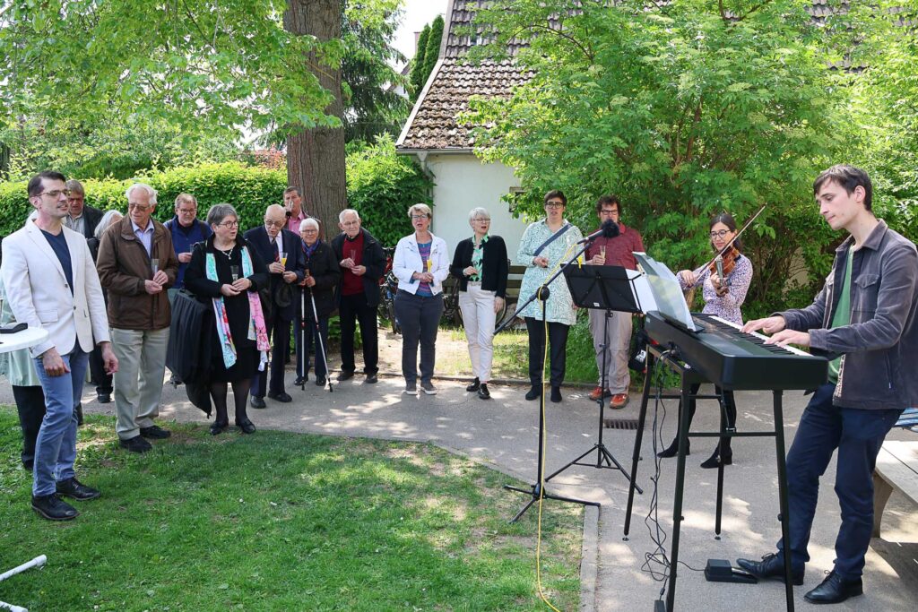 Ständerling zum Abschied im Pfarrgarten der Wolfbuschkirche, Foto Hans-Martin Goede