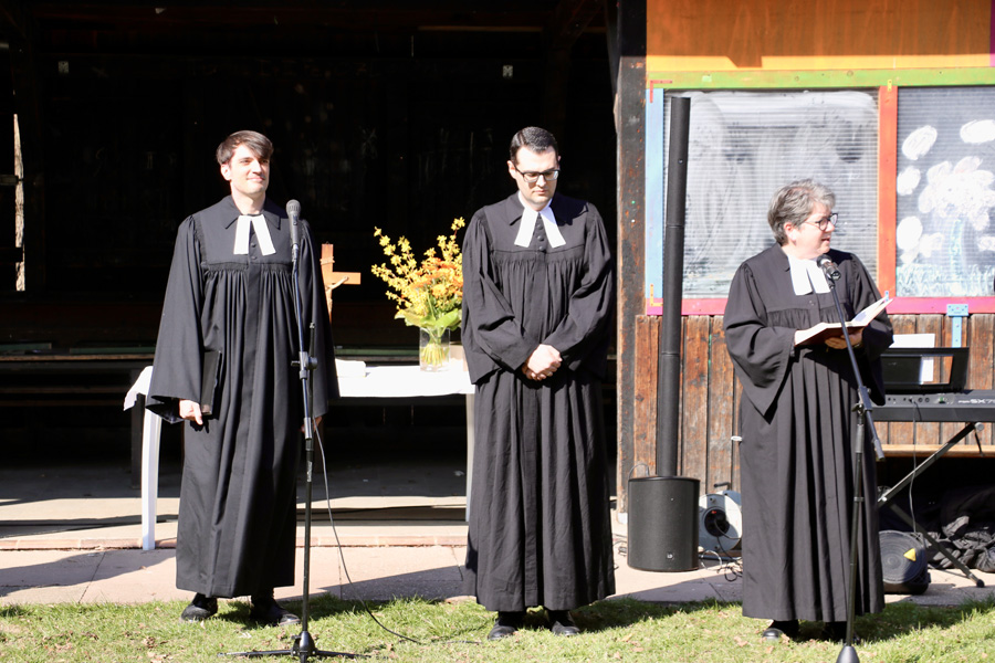 Zusammen mit Pfarrer Dr. André Bohnet wurde Pfarrer Dr. Sebastian Molter im März 2022 in der damaligen Oswald-Wolfbusch-Kirchengemeinde im Waldheim investiert. Foto Goede