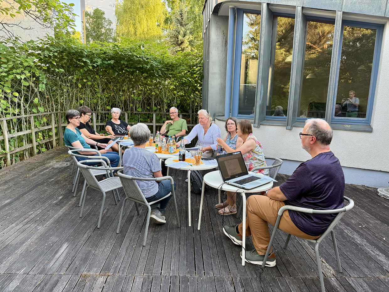 gemeinsamen Sitzung der Kirchengemeinderäte Salvator und Stephanus im Pfarrgarten von Salvator, Foto Hans-Martin Goede