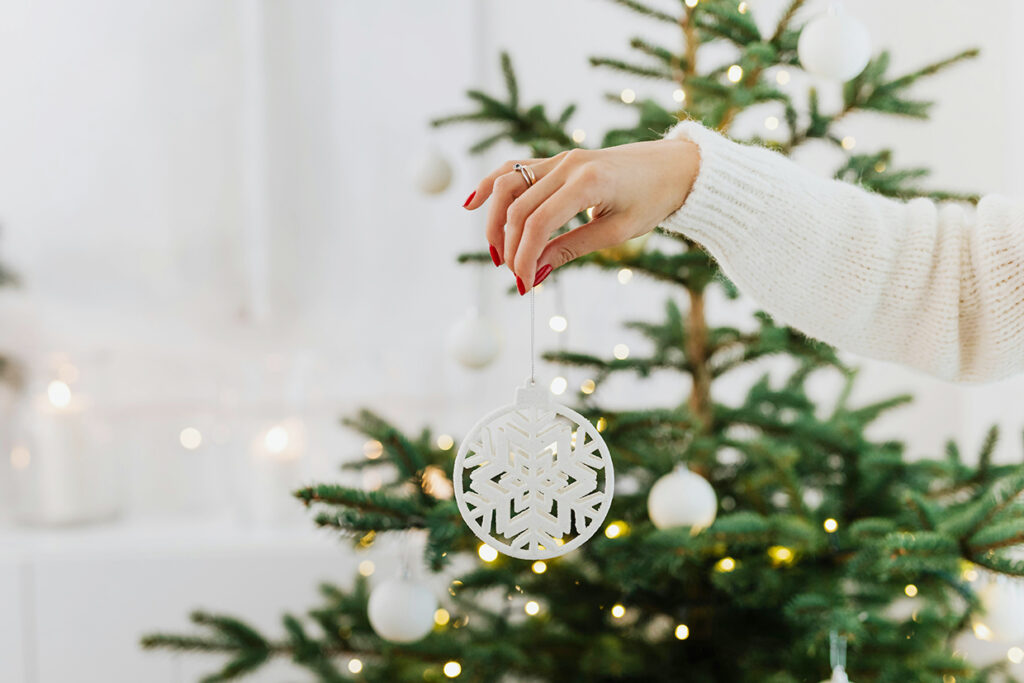 Schneeflocke Weihnachtsbaum © https://www.pexels.com/de-de/foto/hand-dekoration-weihnachten-kopie-raum-5469776/