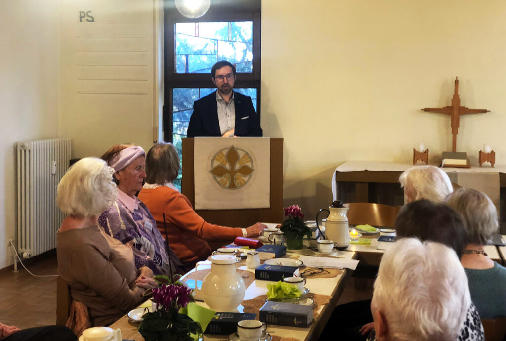 Bezirksvorsteher Julian Schahl am 12. November 2025 beim Frauenfrühstück im Greuttersaal, Foto: privat