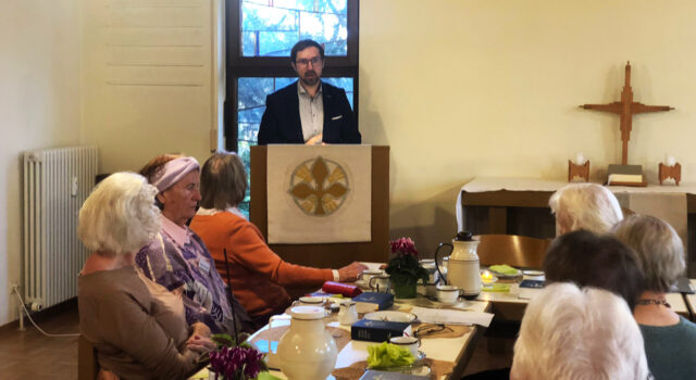 Bezirksvorsteher Julian Schahl am 12. November 2025 beim Frauenfrühstück im Greuttersaal, Foto: privat