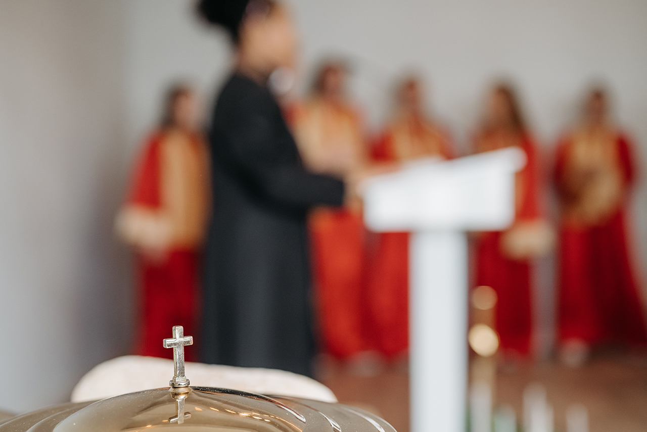 Gospelchor Themenbild © https://www.pexels.com/de-de/foto/religion-christentum-priester-heiliges-kreuz-8815050/