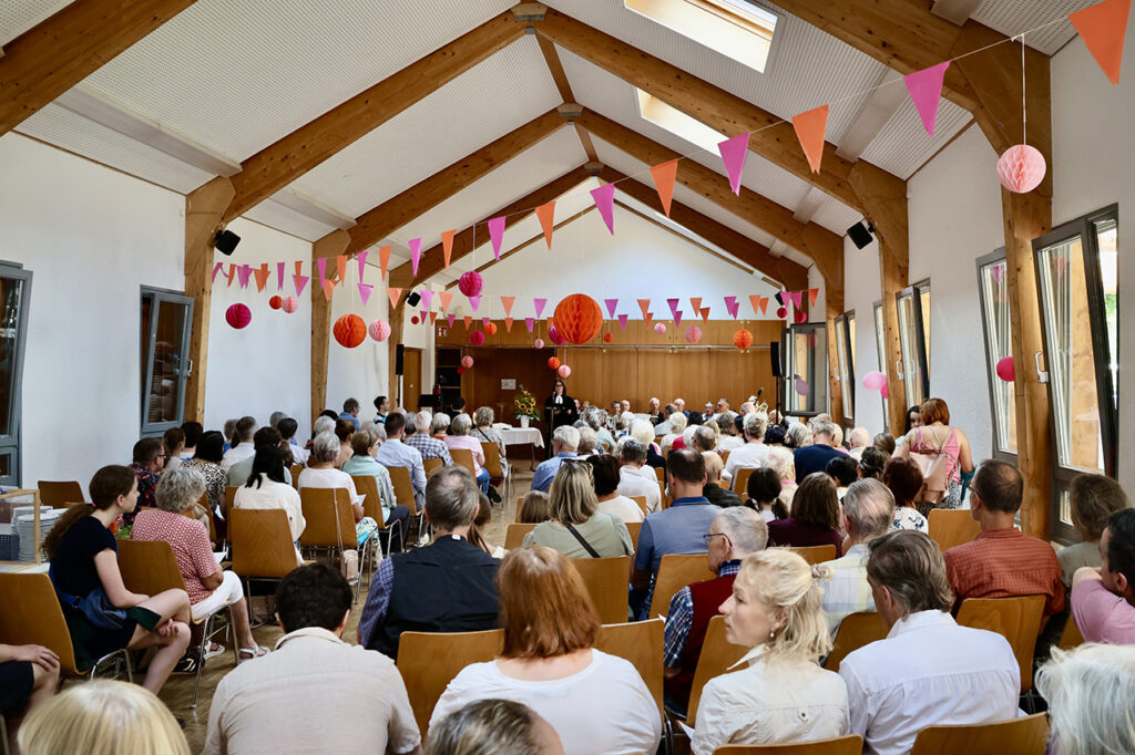 Eröffnet wurde das Fest traditionell mit einem Gottesdienst um 11 Uhr im voll besetzten großen Saal des Waldheim, den Pfarrerin Britta Angrik und Pfarrer Dr. André Bohnet hielten. 