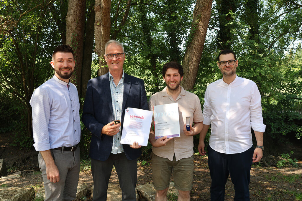 René Böckle, Fachlicher Leiter und stellvertretender Geschäftsleiter der Evangelischen Jugend Stuttgart, würdigte im Rahmen des Sommerfest unserer Gemeinde am Sonntag 26. Juli 2026 Patrick Stemmer und Heiner Scholz für ihr langjähriges Engagement in der Evangelischen Jugend Weilimdorf. Foto GOEDE