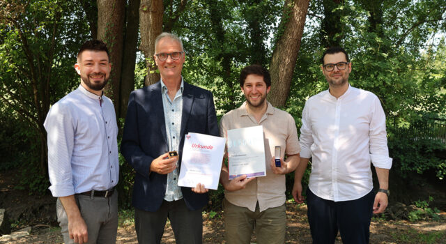 René Böckle, Fachlicher Leiter und stellvertretender Geschäftsleiter der Evangelischen Jugend Stuttgart, würdigte im Rahmen des Sommerfest unserer Gemeinde am Sonntag 26. Juli 2026 Patrick Stemmer und Heiner Scholz für ihr langjähriges Engagement in der Evangelischen Jugend Weilimdorf. Foto GOEDE