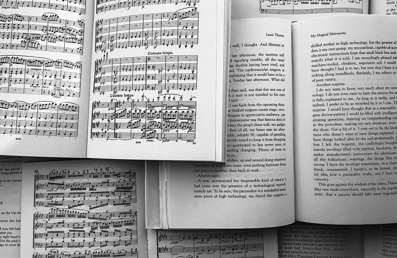 Literatur und Musik - © https://www.pexels.com/de-de/foto/bucher-stillleben-seiten-musiknoten-9118643/