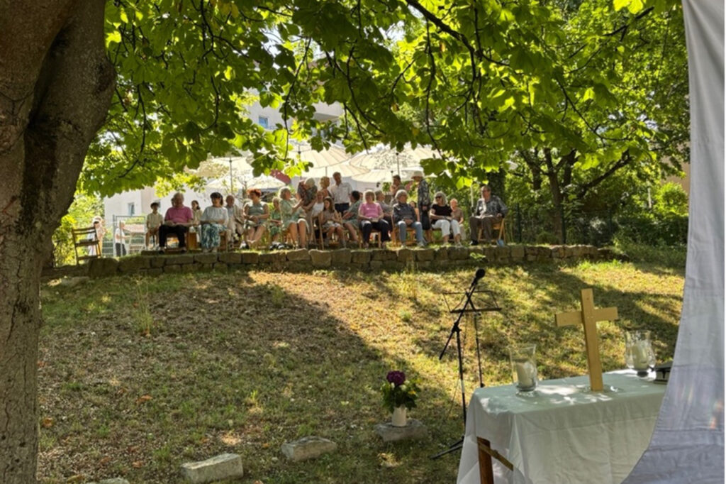 Sommerpredigtreihe 2026 „Oasen“: Gottesdienst im Kirchgarten des DB-Gemeindezentrums, Foto Thomas Großer