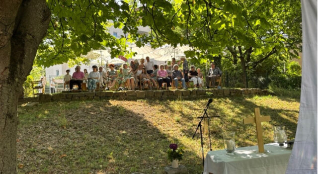 Sommerpredigtreihe 2026 „Oasen“: Gottesdienst im Kirchgarten des DB-Gemeindezentrums, Foto Thomas Großer