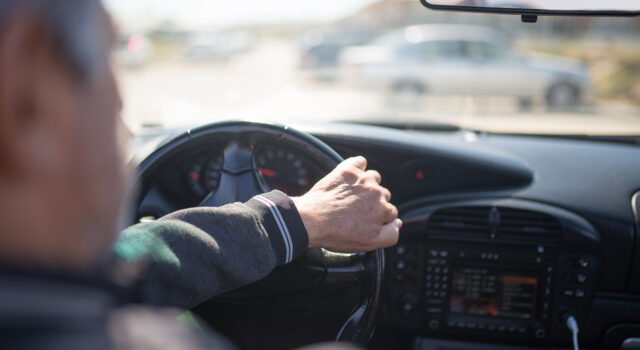 Fahrdienst © https://www.pexels.com/de-de/foto/mann-fahren-reise-reisen-8631625/