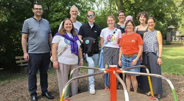 Unsere Pfarrer zu Besuch im Waldheim. Von rechts nach links: Andre Bohnet, Lenya Schwegler, Guido Dieringer, Stephan Hopfe, Pauline Plinta, Christina Baumhakl (mit Kind), Britta Angrik, Sarah Grund, Maren Louchet. Foto privat