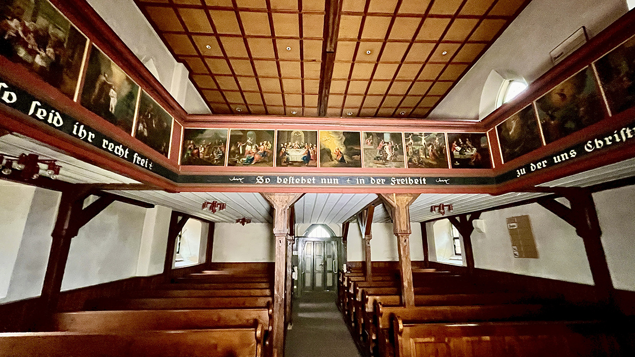 Das Kirchenschiff der Oswaldkirche Weilimdorf, Foto Scholz
