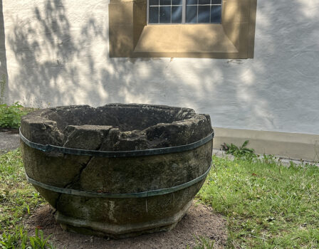 Ein historisches Taufbecken kehrt zur Oswald Kirche zurück
