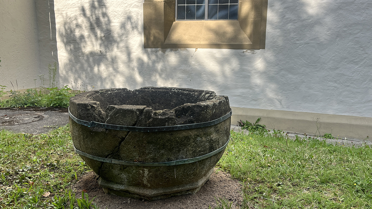 Historisches Taufbecken ist nun wieder an der Oswaldkirche zu finden. Foto Scholz.