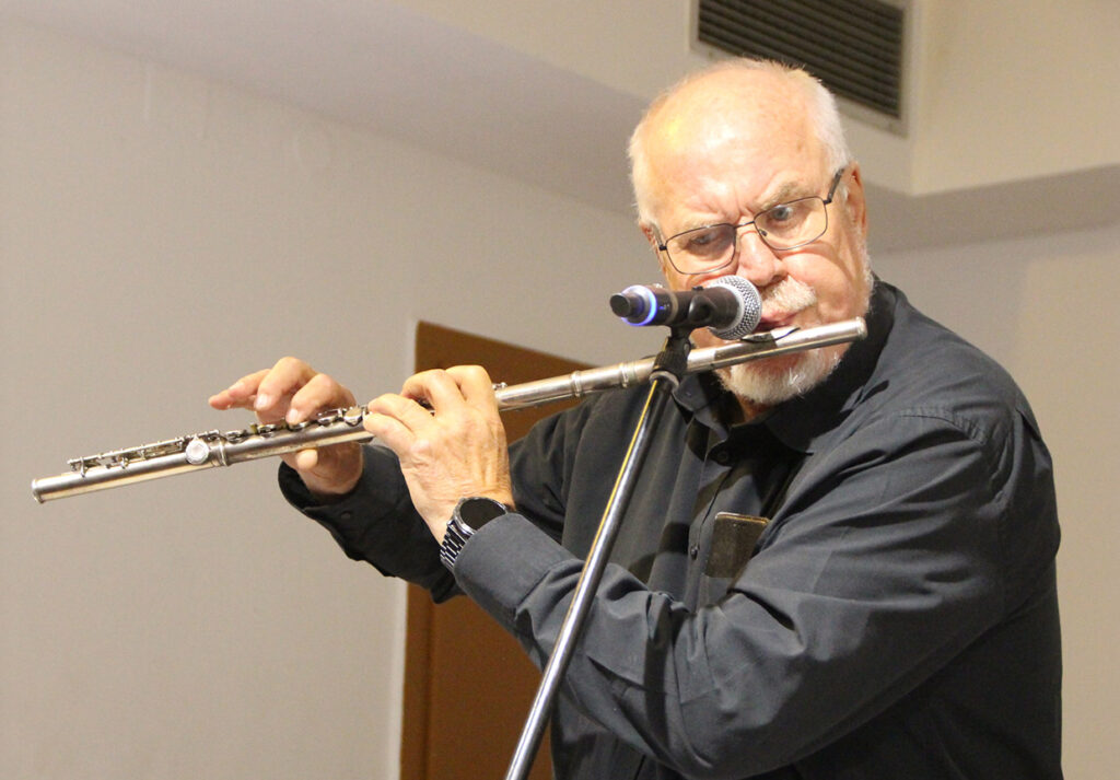 Manfred Schütt singt und spielt Sopransaxophon, Klarinette und Querflöte, Foto Wolfgang Hägele